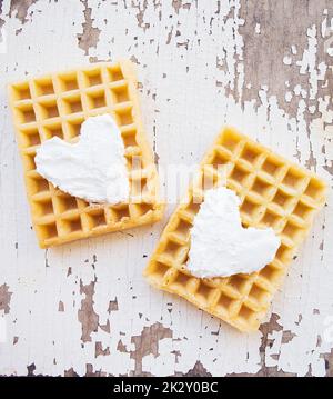 Sehr schöne Belgische Waffeln auf einem alten Tisch. Stockfoto