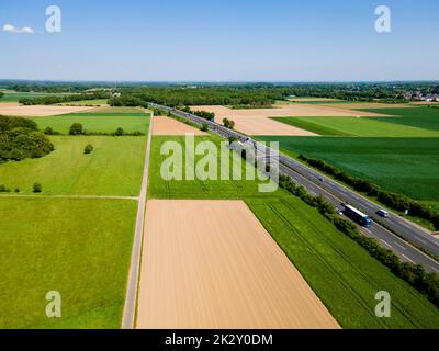 Ackerland von oben. Luftaufnahme über grüne Felder Stockfoto