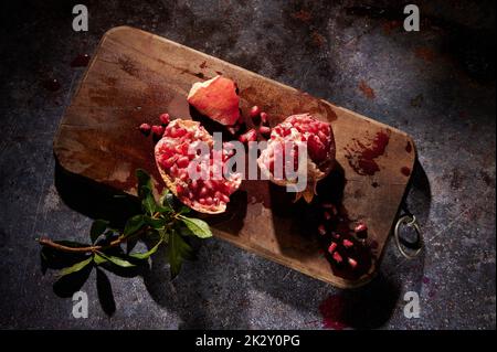 Frischer Granatapfel auf dem Schneidebrett Stockfoto