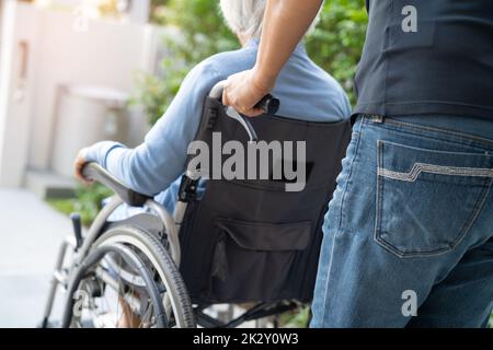 Pflegerin Hilfe und Pflege Asiatische ältere oder ältere alte Dame Frau Patientin sitzt im Rollstuhl auf Krankenstation Krankenpflege, gesund starke medizinische Konzept Stockfoto