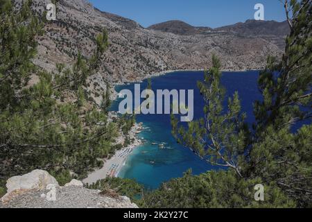 Karpathos, Griechenland. 10. August 2021. Gesamtansicht des Apella Strandes auf der Insel Karpathos. Karpathos ist die zweitgrößte Insel des griechischen dodekanischen Inselkomplexes in der südöstlichen Ägäis. Die Insel Karpathos hat immer noch ihre traditionelle Lebensweise, wie das Dorf 'Olympos', wo die Einheimischen immer noch die traditionellen Kostüme tragen. (Bild: © Maria Makraki/SOPA Images via ZUMA Press Wire) Stockfoto