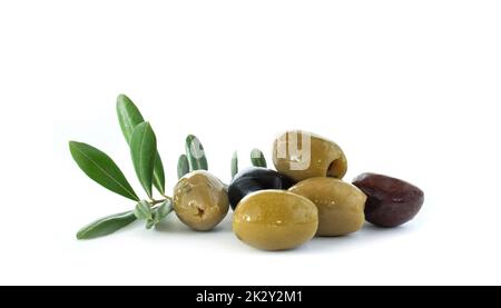 Oliven mit isoliertem Zweig auf weiß Stockfoto