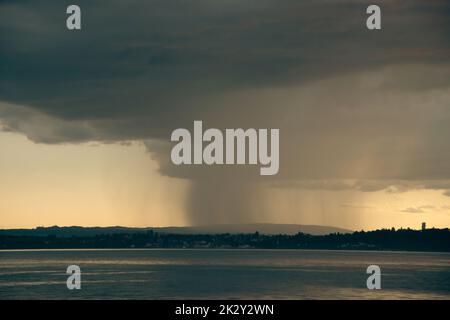 Schwere, dunkle, sich schnell bewegende Gewitterwolken über dem Bodensee, Deutschland Stockfoto