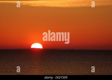 Farbiger Sonnenuntergang über der ostsee in Marielyst, Dänemark Stockfoto