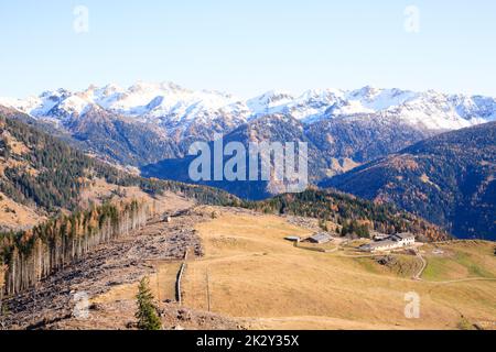 Herbstlandschaft im Mocheni-Tal, Baselga di Pine, Italien Stockfoto