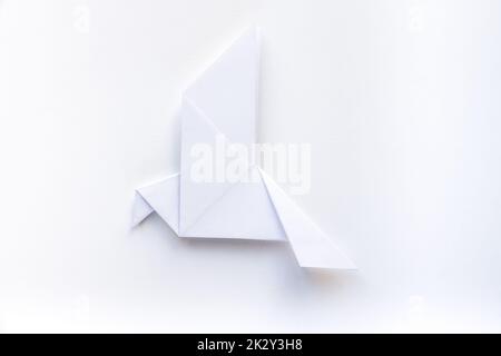 Papiertaube Origami isoliert auf weißem Hintergrund Stockfoto