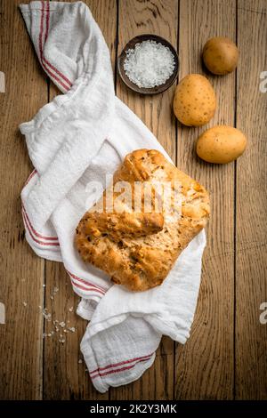 Kartoffelbrot mit Dinkelmehl und gerösteten Zwiebeln Stockfoto