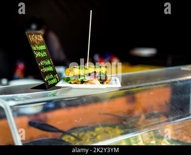 Patacon Sandwich: Traditionelles Sandwich aus Bananen (Kochbananen) mit Hühnerfleisch und Salat. Frisch zubereitet im Food Truck Stockfoto