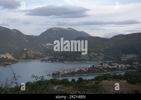 Blick vom Gipfel des Turano-Sees (Italien) Stockfoto