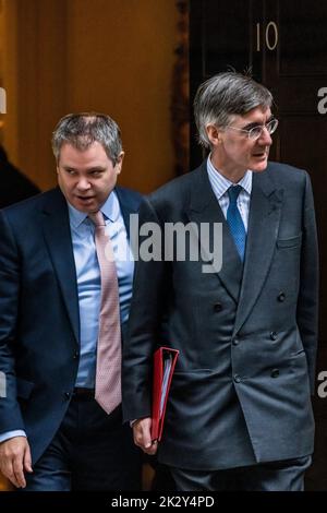 London, Großbritannien. 23. September 2022. Jacob Rees-Mogg, Staatssekretär für Wirtschaft, Energie und Industriestrategie – nach der Kabinettssitzung verlässt der Bundeskanzler die Downing Street, um eine Erklärung zu den Wachstumsplänen der Regierung abzugeben. Kredit: Guy Bell/Alamy Live Nachrichten Stockfoto