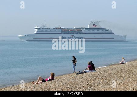 Eine Cross-Channel-Fähre Cap Finistere fährt an Sonnenanbetern vorbei, die das Wetter auf Southsea, Beach, Hants Pic Mike Walker,2015 Mike Walker Pictures genießen Stockfoto