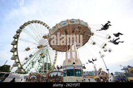 Stuttgart, Deutschland. 23. September 2022. Ein Kettenkarussell dreht sich auf dem Messegelände des Cannstatter Volksfestes. Die Wasen ist nach dem Münchner Oktoberfest das zweitgrößte Volksfest in Deutschland. Quelle: Bernd Weißbrod/dpa/Alamy Live News Stockfoto