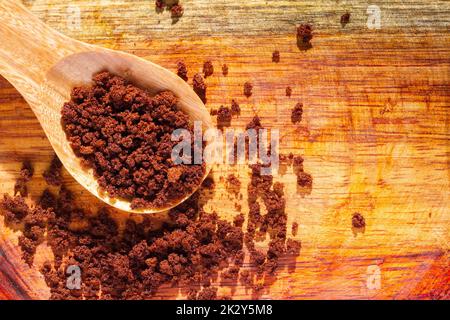 Instant-Kaffee im Holzlöffel, Draufsicht Stockfoto