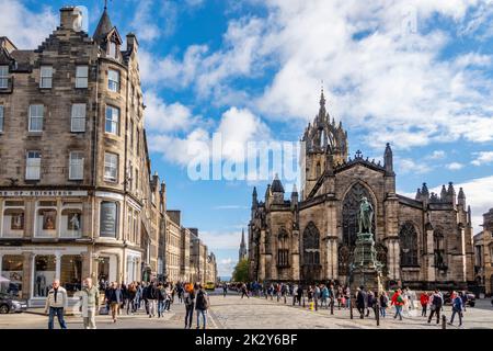 Blick auf die St Giles Cathedral auf der Royal Mile in der Altstadt von Edinburgh, Schottland, Großbritannien Stockfoto