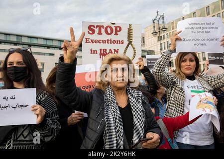 Berlin, Deutschland. 23. September 2022. Protest in Berlin am Pariser Platz am 23. September 2022 über den Tod des Iraners Mahsa Amini. Viele Frauen schneiden sich in Berlin die Haare als Zeichen von Protest und Solidarität. Die Demonstranten in Berlin protestierten gegen das Regime von Präsident Ebrahim Raisi und die strengen Kleidervorschriften, unter denen insbesondere Frauen im Iran leiden. Amini war eine iranische Frau kurdischer Herkunft. Mahsa Amini wurde von der iranischen Moralpolizei verhaftet, weil er angeblich das Hij?b nicht korrekt in der Öffentlichkeit getragen hatte. Amini fiel ins Koma und starb drei Tage nach ihrer Verhaftung auf der Intensivstation Stockfoto