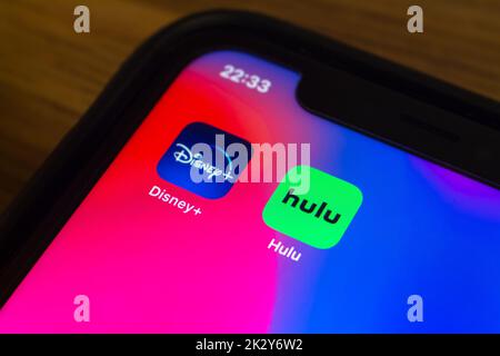 Vancouver, KANADA - Sep 23 2022 : Nahaufnahme von Disney Plus (Disney+) und Hulu-Symbolen auf einem iPhone-Bildschirm. Fusionskonzept für große Abonnementstreaming-Dienste Stockfoto