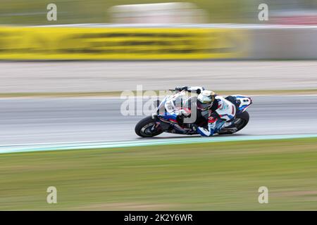 Montmelo, Barcelona, Spanien. 23. September 2022. Loris Baz aus Frankreich von Bonovo Action BMW Team mit BMW M1000RR beim WorldSBK Free Practice von SBK Motul FIM Superbike World Championship: Catalunya Round auf dem Circuit de Barcelona-Catalunya in Montmelo, Spanien. (Bild: © David Ramirez/DAX via ZUMA Press Wire) Bild: ZUMA Press, Inc./Alamy Live News Stockfoto