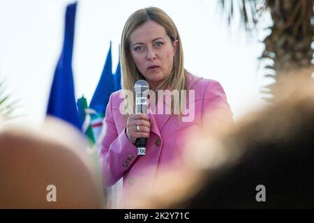 Italien. 23. September 2022. Giorgia Meloni, Abgeordnete der italienischen republik, bei einem Treffen mit den Bürgern am Strand von Bagnoli vor den Wahlen am 25. September. Quelle: Vincenzo Izzo/Alamy Live News Stockfoto