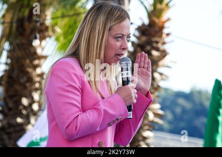 Italien. 23. September 2022. Giorgia Meloni, Abgeordnete der italienischen republik, bei einem Treffen mit den Bürgern am Strand von Bagnoli vor den Wahlen am 25. September. Quelle: Vincenzo Izzo/Alamy Live News Stockfoto