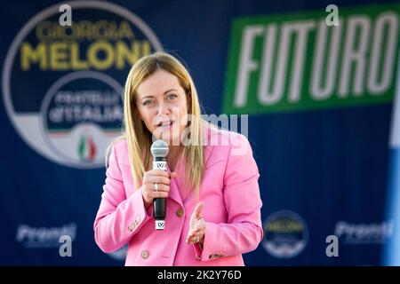 Bagnoli, Italien. 23. September 2022. Giorgia Meloni, Abgeordnete der italienischen republik, bei einem Treffen mit den Bürgern am Strand von Bagnoli vor den Wahlen am 25. September. Bagnoli, Italien, 23. September 2022. (Foto von Vicnenzo Izzo/Sipa USA) Quelle: SIPA USA/Alamy Live News Stockfoto