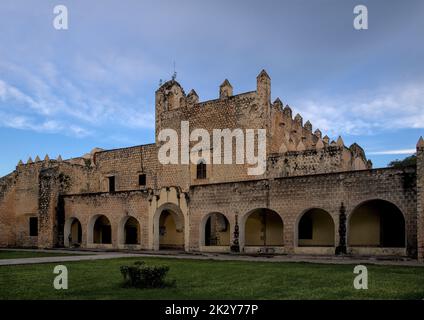 Geschichtliches Kloster in Izamal, das von Antonio de Padua gegen den Willen der indigenen Bevölkerung während der spanischen Kolonisierung Amerikas gegründet wurde. Stockfoto