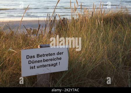 Schild „Do not Enter Dunes“ in Wenningstedt auf Sylt Stockfoto