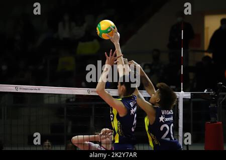 ISTANBUL, TÜRKEI - 15. FEBRUAR 2022: Beliz Baskir und Melissa Vargas in Aktion während Fenerbahce Opet gegen Beziers Volley CEV Champions League Volley m. Stockfoto