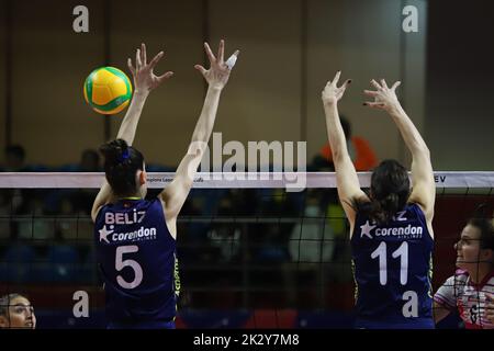 ISTANBUL, TÜRKEI - 15. FEBRUAR 2022: Beliz Baskir und Naz Aydemir Akyol im Einsatz während Fenerbahce Opet gegen Beziers Volley CEV Champions League volle Stockfoto