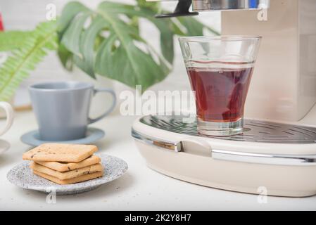 Cooffe Maker Nahaufnahme weiße Szene Stockfoto