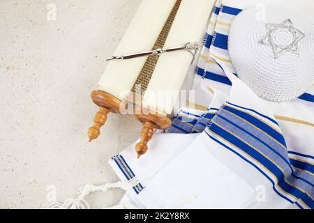 Simchat Torah. Jüdisches Gebetsbuch mit tora-Schriftrolle, Gebetsschal mit orthodoxen religiösen Symbolen. Stockfoto