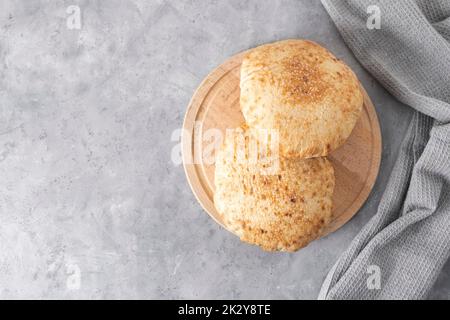 Draufsicht auf ein Pita-Brot auf Holzbrett mit Kopierraum Stockfoto