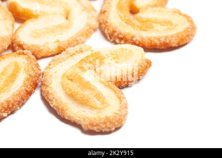 Herzförmige Kekse auf weißem Hintergrund isoliert. Stockfoto