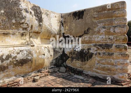 Eine Nahaufnahme der liegenden Ruinen der Buddha-Statue in Ayutthaya, Thailand Stockfoto
