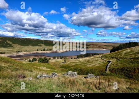 Niedriger Wasserstand am Hiddop-Stausee, nach dem trockenen Sommer 2022. Stockfoto