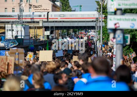 Berlin/Deutschland - 23. September 2022: Freitags zur zukünftigen Demonstration in Berlin. Stockfoto