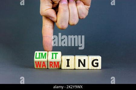 Symbol für Begrenzung der globalen Erwärmung. Konzept Worte Begrenzung und Erwärmung auf Holzwürfel. Geschäftsmann Hand. Schöne graue Tabelle grauen Hintergrund. Business l Stockfoto