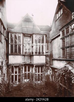 Häuser und Gärten von Kent von Charles EssenhHigh Corke. Einschließlich Hever Castle, Ightham Mote, Penshurst Place und Knole House. Stockfoto