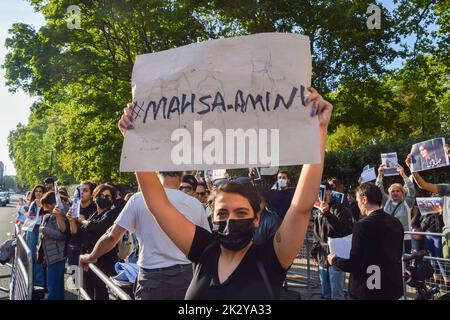 London, Großbritannien. 23. September 2022. Demonstranten versammelten sich vor der Botschaft des Iran in London als Reaktion auf den Tod von Mahsa Amini, der in Polizeigewahrsam im Iran starb, nachdem er festgenommen wurde, weil er angeblich in der Öffentlichkeit kein Kopftuch (Hijab) „richtig“ trug. Kredit: Vuk Valcic/Alamy Live Nachrichten Stockfoto