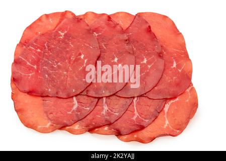Bresaola Scheiben, italienische getrocknete Rindersalami aus dem Valtellina, isoliert auf weißer Draufsicht, Schnittpfad Stockfoto