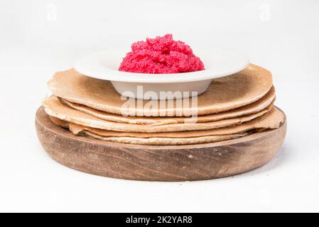 Blinis (Crepes mit rotem Kaviar typisch für den russischen Karneval) Stockfoto