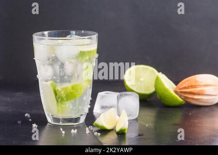 Caipirinha Cocktail – cachaça mit Limette Stockfoto