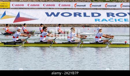 Racice, Tschechische Republik. 23. September 2022. Das drittplatzierte Team aus Deutschland, Johannes Ursprung, Simon Klueter, Fabio Kress und Joachim Agne, tritt am 23. September 2022 in Racice, Tschechien, beim Leichtgewicht-Vierfach-Sculls-Finale A der Männer am 6. Tag der Ruderweltmeisterschaften 2022 im Labe Arena Racice an. Quelle: Ondrej Hajek/CTK Photo/Alamy Live News Stockfoto