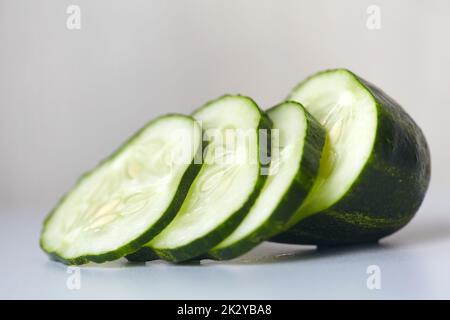 Makrofoto mit frischem, grünem Gurkenschnitt. Nahaufnahme einer frischen Gurke mit Samen. Stockfoto