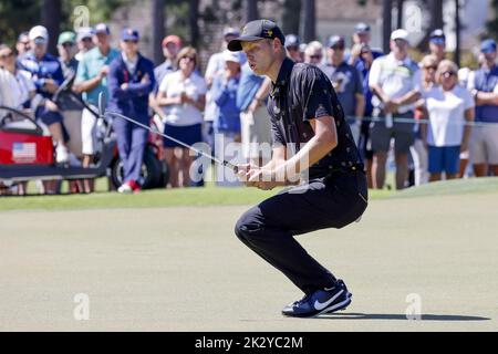 Charlotte, USA. 23. September 2022. CAM Davis, aus Australien, reagiert auf seinen Putt am dritten Loch der Presidents Cup-Golfmeisterschaft in Charlotte, North Carolina, am 23. September 2022. Foto von Nell Redmond/UPI. Kredit: UPI/Alamy Live Nachrichten Stockfoto