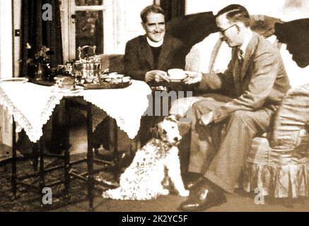 Ein Porträt von Dr. Charles Earle Raven (links), Master of Christ's College Cambridge, Großbritannien, aus dem Jahr 1940s Stockfoto