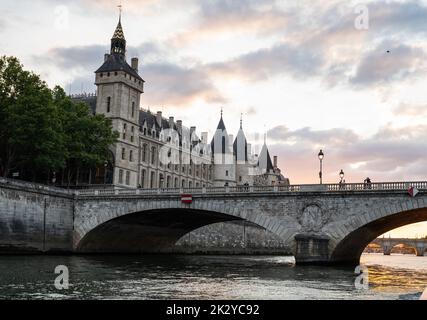 Pont au Change Brücke über die seine in Paris, Frankreich, verbindet die Ile de la Cite vom Justizpalast und der Conciergerie zum rechten Ufer am Place du Chatelet. Stockfoto