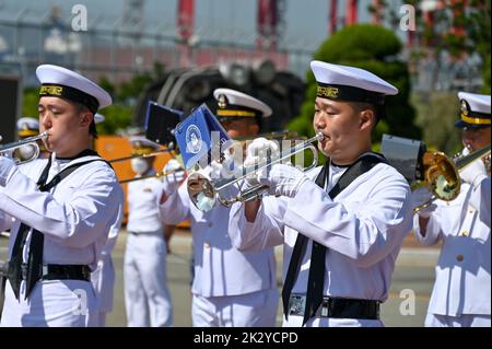 Busan, Südkorea. 23. September 2022. Eine südkoreanische Marine-Band begrüßt die Ankunft des Flugzeugträgers USS Ronald Reagan in Busan, Südkorea, am Freitag, den 23. September 2022. Foto von Thomas Maresca/UPI Credit: UPI/Alamy Live News Stockfoto