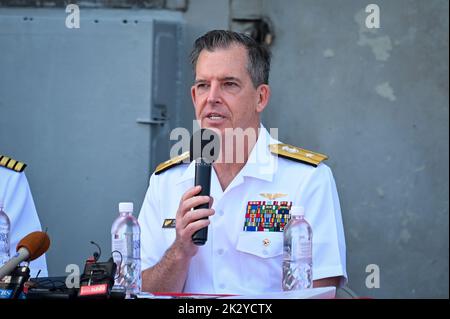 Busan, Südkorea. 23. September 2022. Hinterer Adm. Buzz Donnelly spricht am Freitag, den 23. September 2022, mit Reportern des Flugzeugträgers USS Ronald Reagan in Busan, Südkorea. Foto von Thomas Maresca/UPI Credit: UPI/Alamy Live News Stockfoto