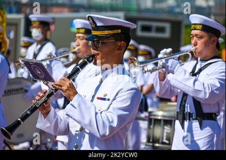 Busan, Südkorea. 23. September 2022. Eine südkoreanische Marine-Band begrüßt die Ankunft des Flugzeugträgers USS Ronald Reagan in Busan, Südkorea, am Freitag, den 23. September 2022. Foto von Thomas Maresca/UPI Credit: UPI/Alamy Live News Stockfoto