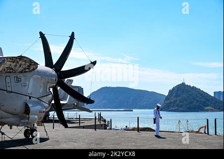 Busan, Südkorea. 23. September 2022. Der Seemann der US-Marine steht am Freitag, den 23. September 2022, auf dem Deck des Flugzeugträgers USS Ronald Reagan in Busan, Südkorea. Foto von Thomas Maresca/UPI Credit: UPI/Alamy Live News Stockfoto